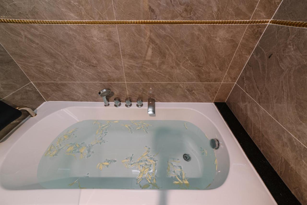 Quarantine - Saigon Hanoi 3*